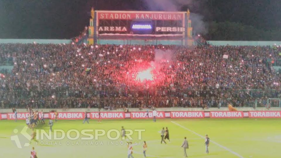 Panpel Arema Cronus pasrah dengan adanya sanksi susulan dari Komisi Disiplin TSC, akibat kembali terjadinya insiden penyalaan flare oleh suporter Arema Cronus saat menjamu Persib Bandung. Copyright: &copy; Ian Setiawan/INDOSPORT